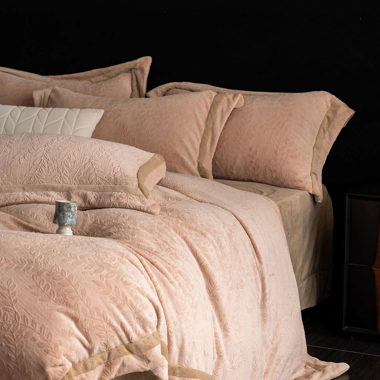 91家纺网 家纺一手货源 找家纺 瑞雪家居 2025新款全消光雕花牛奶绒系列-唛叶 唛叶-浅驼