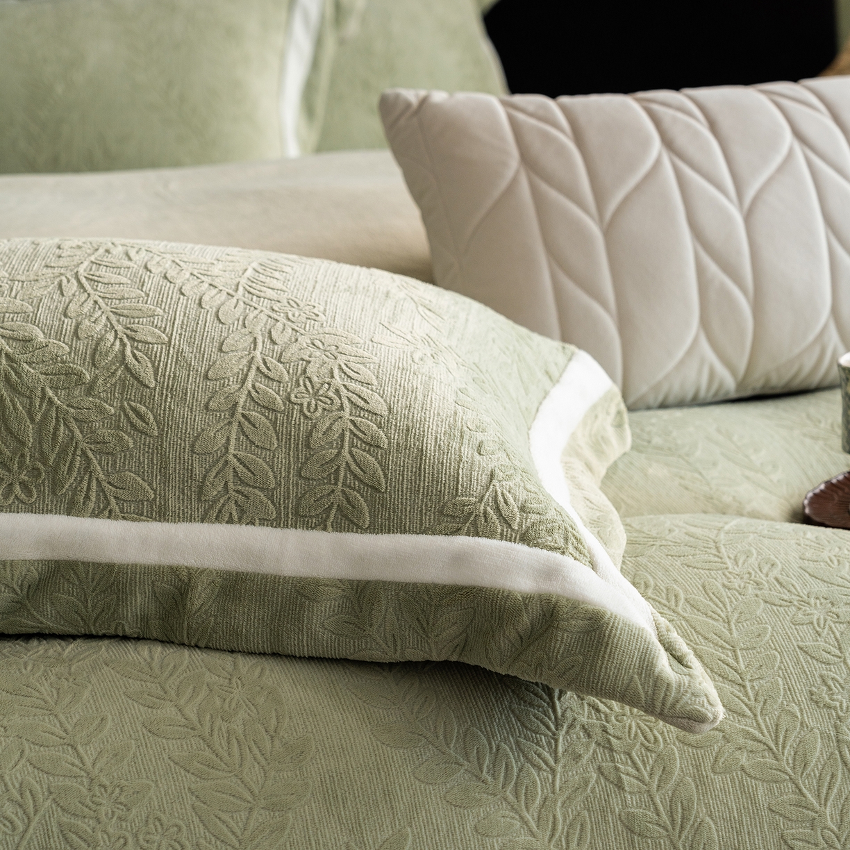 91家纺网 家纺一手货源 找家纺 瑞雪家居 2025新款全消光雕花牛奶绒系列-唛叶 唛叶-浅灰绿