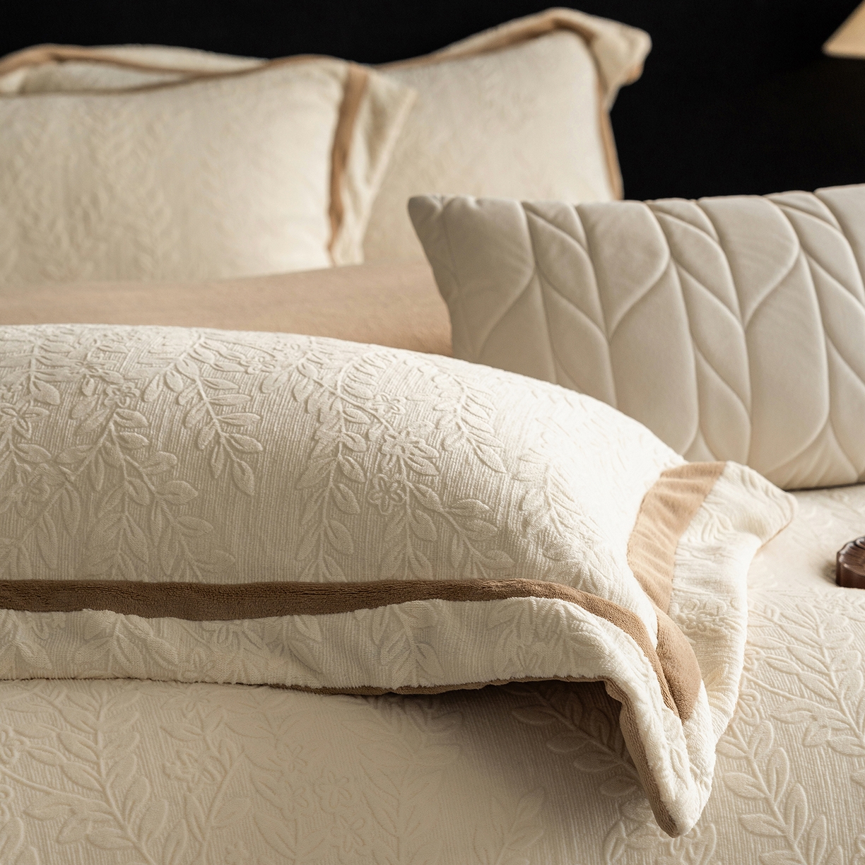 91家纺网 家纺一手货源 找家纺 瑞雪家居 2025新款全消光雕花牛奶绒系列-唛叶 唛叶-奶白