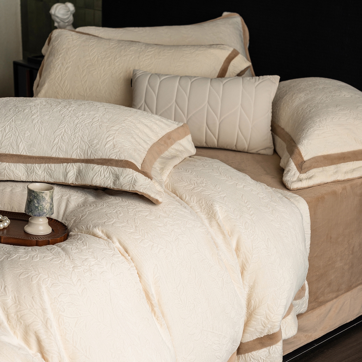 91家纺网 家纺一手货源 找家纺 瑞雪家居 2025新款全消光雕花牛奶绒系列-唛叶 唛叶-奶白