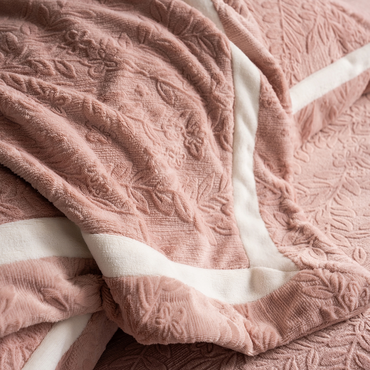 91家纺网 家纺一手货源 找家纺 瑞雪家居 2025新款全消光雕花牛奶绒系列-唛叶 唛叶-豆沙粉