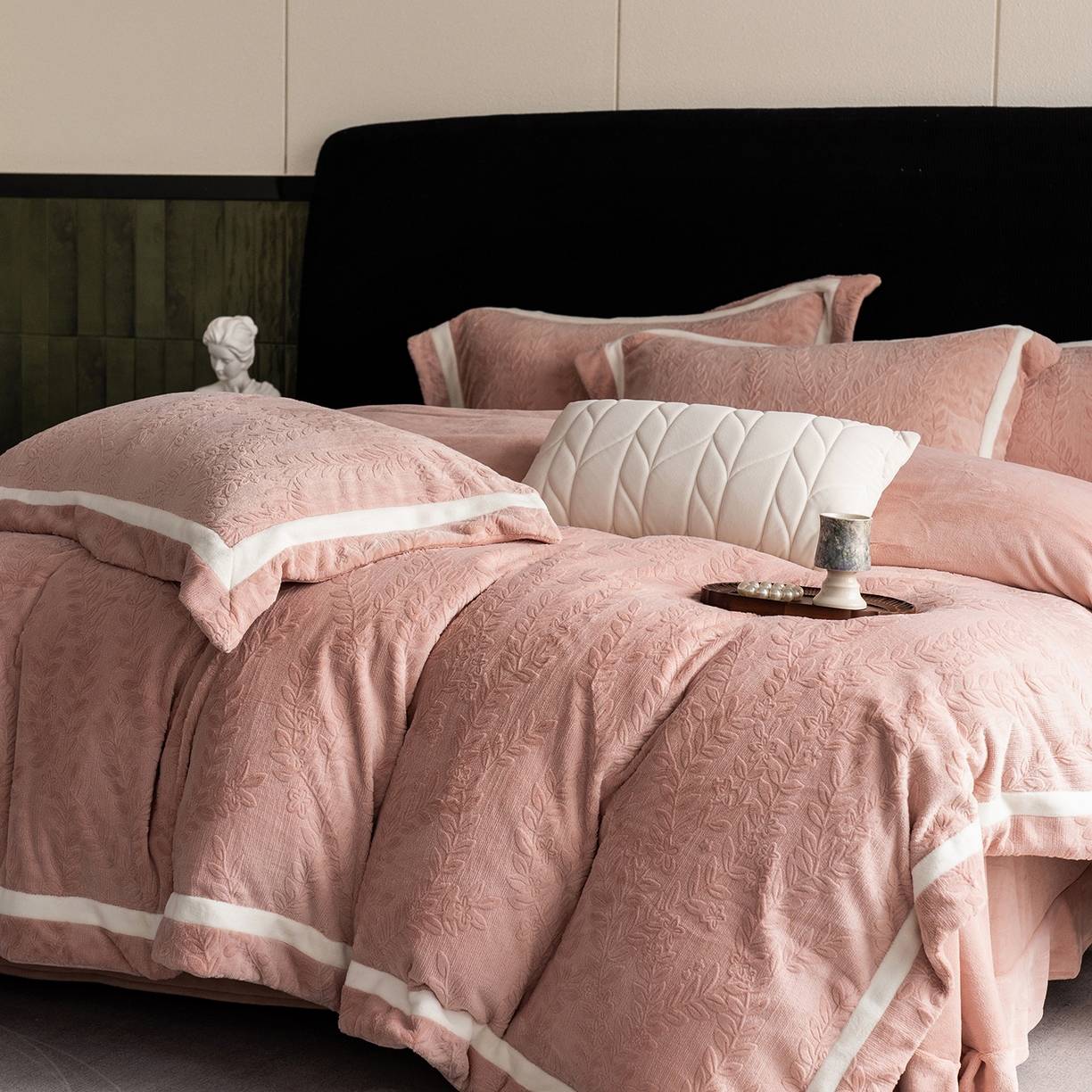 91家纺网 家纺一手货源 找家纺 （总）瑞雪家居 2025新款全消光雕花牛奶绒系列-唛叶