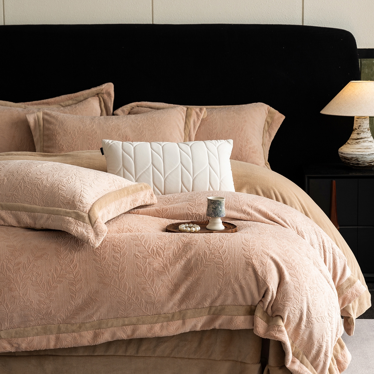 91家纺网 家纺一手货源 找家纺 瑞雪家居 2025新款全消光雕花牛奶绒系列-唛叶 唛叶-浅驼