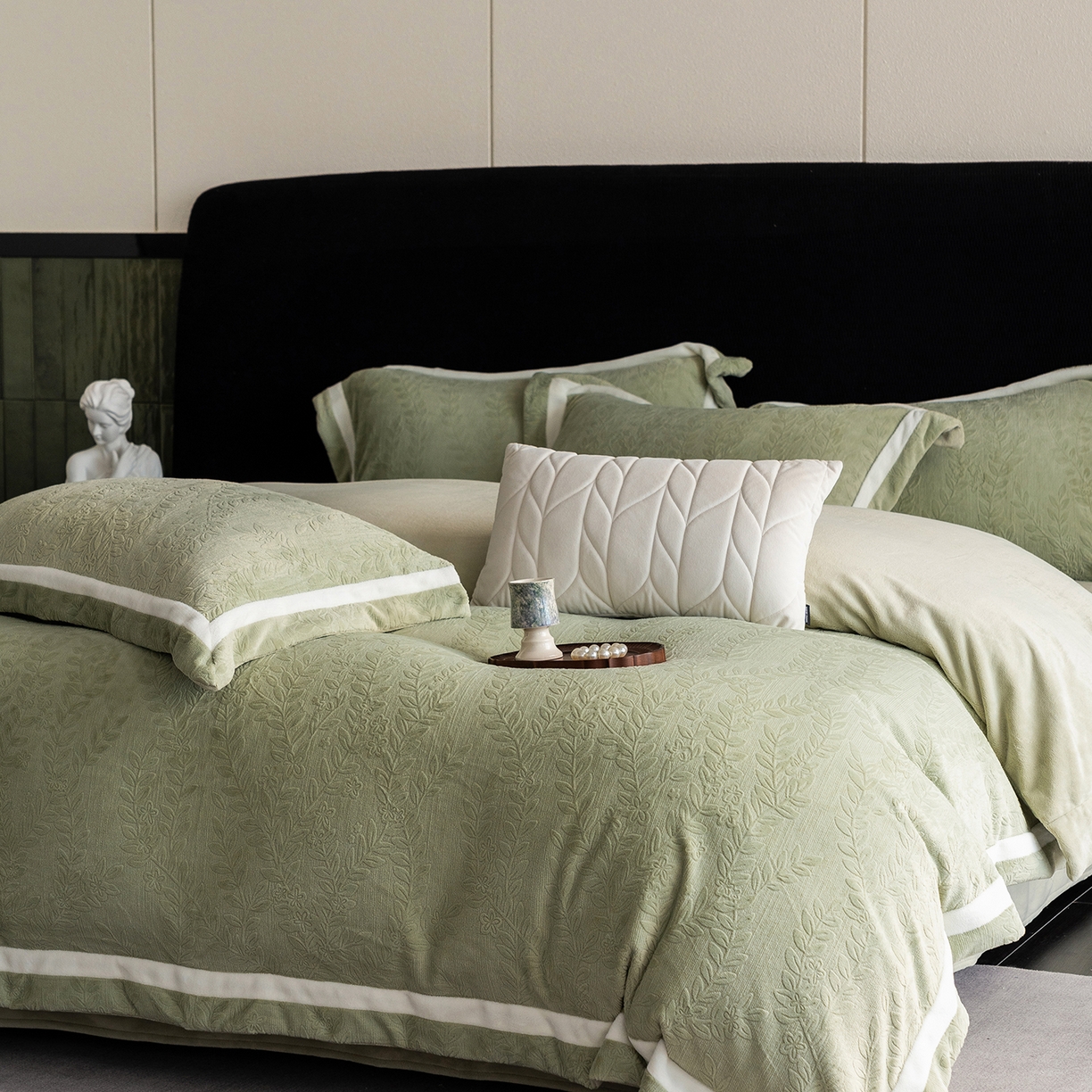 91家纺网 家纺一手货源 找家纺 瑞雪家居 2025新款全消光雕花牛奶绒系列-唛叶 唛叶-浅灰绿