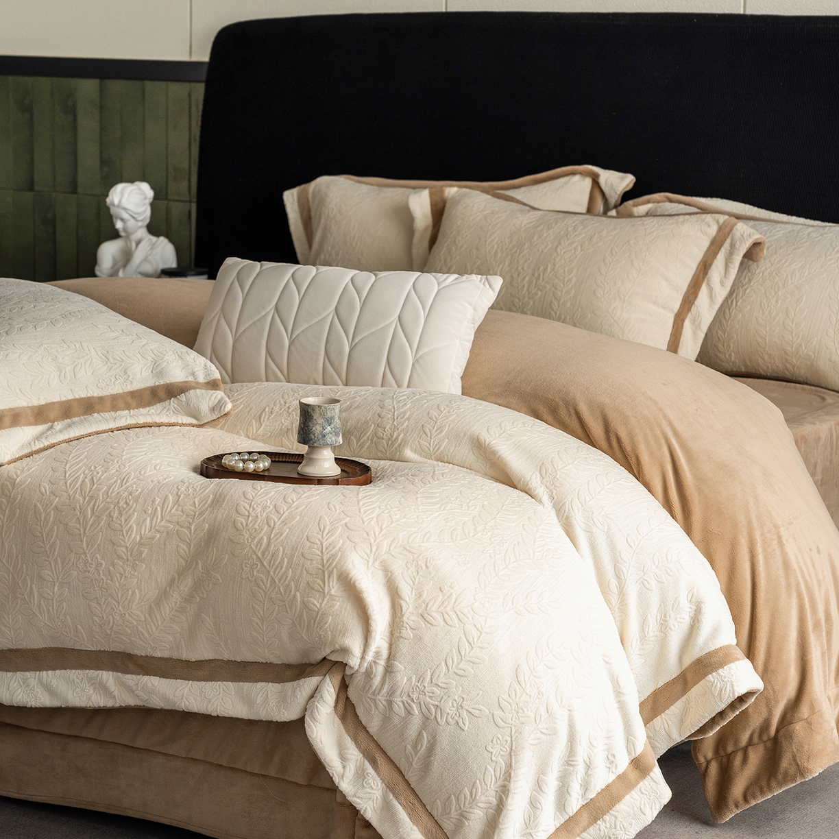 91家纺网 家纺一手货源 找家纺 瑞雪家居 2025新款全消光雕花牛奶绒系列-唛叶 唛叶-奶白