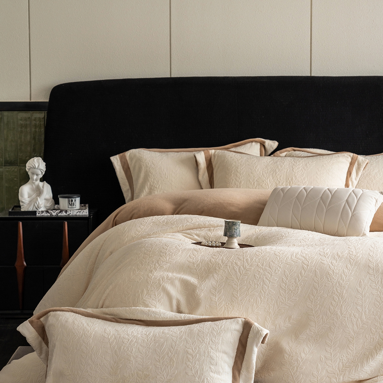 91家纺网 家纺一手货源 找家纺 瑞雪家居 2025新款全消光雕花牛奶绒系列-唛叶 唛叶-奶白