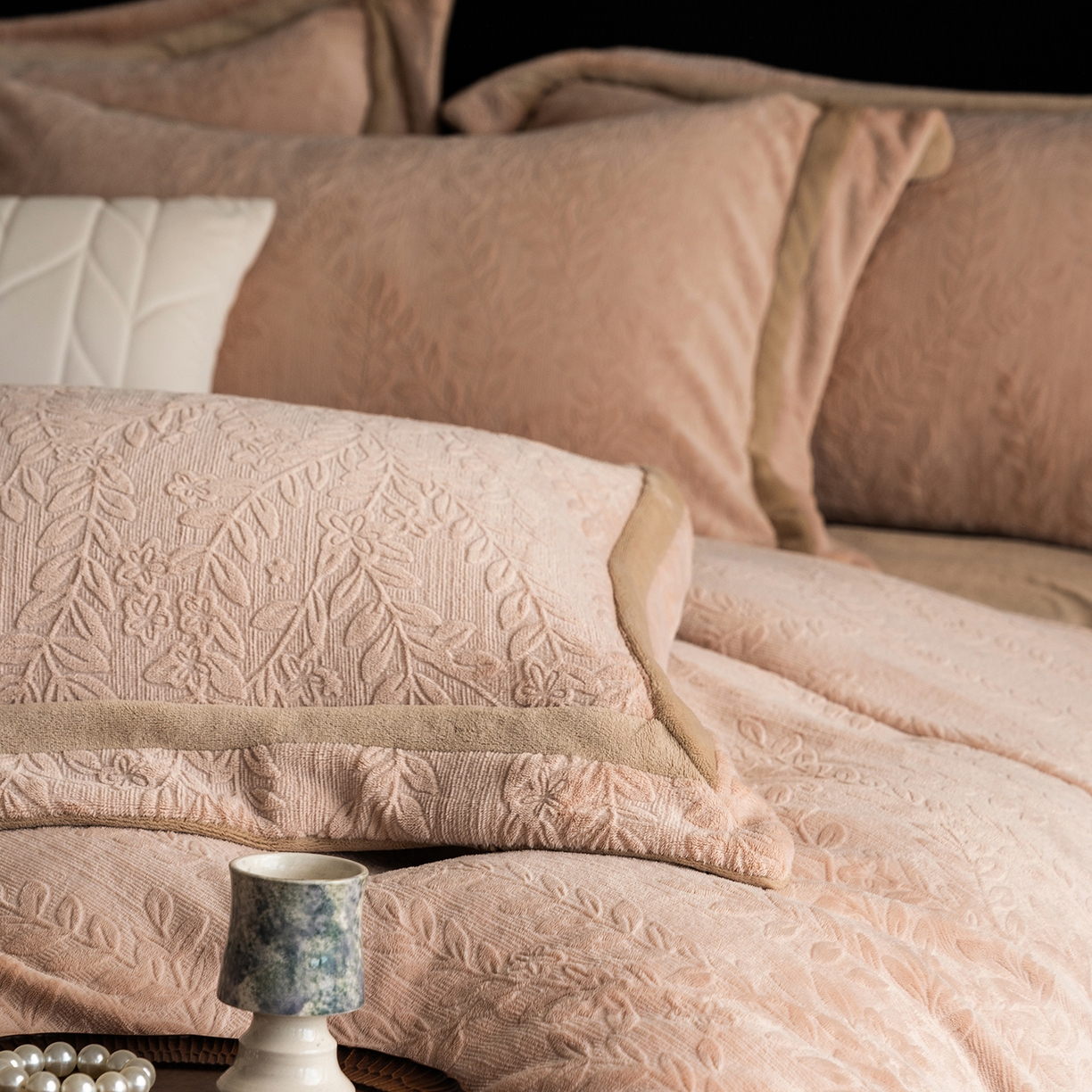 91家纺网 家纺一手货源 找家纺 瑞雪家居 2025新款全消光雕花牛奶绒系列-唛叶 唛叶-浅驼