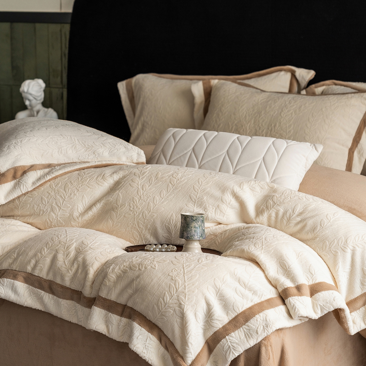 91家纺网 家纺一手货源 找家纺 瑞雪家居 2025新款全消光雕花牛奶绒系列-唛叶 唛叶-奶白