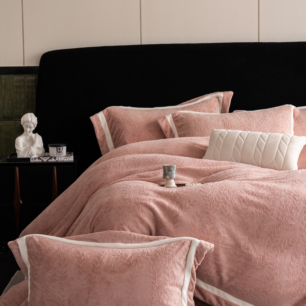 91家纺网 家纺一手货源 找家纺 （总）瑞雪家居 2025新款全消光雕花牛奶绒系列-唛叶