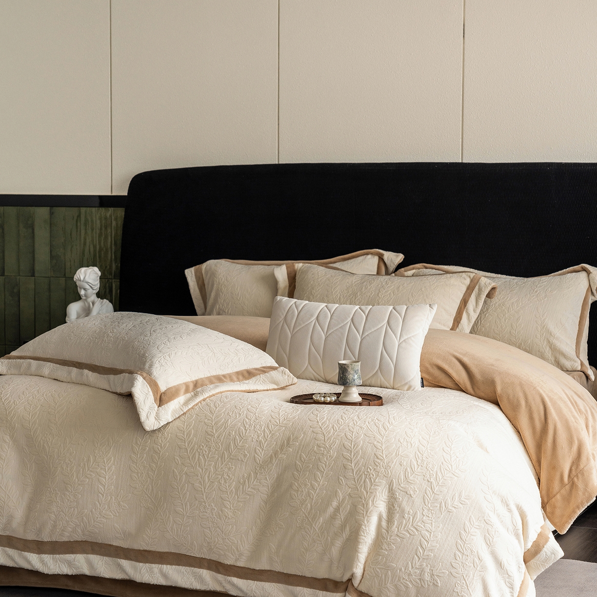 91家纺网 家纺一手货源 找家纺 瑞雪家居 2025新款全消光雕花牛奶绒系列-唛叶 唛叶-奶白