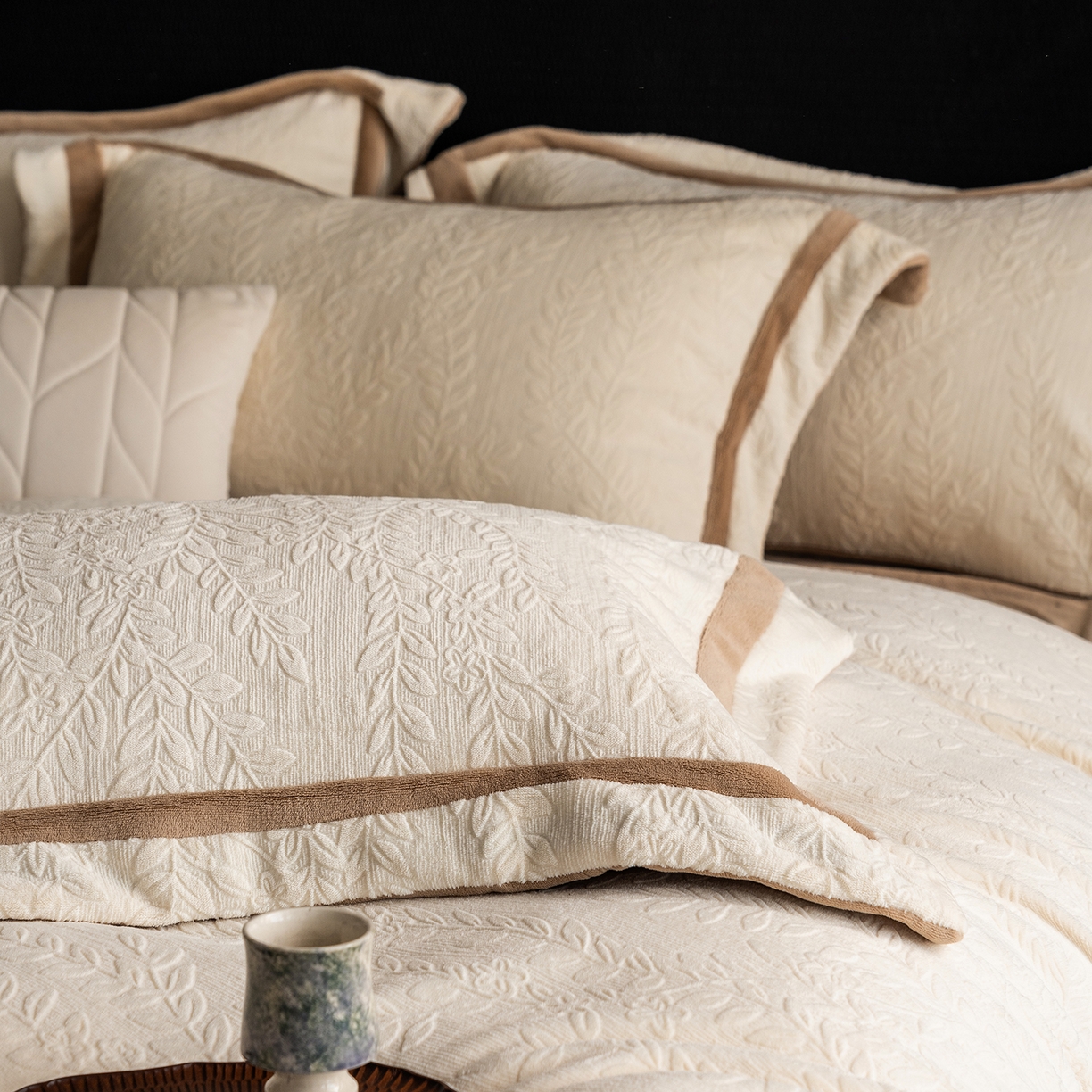 91家纺网 家纺一手货源 找家纺 瑞雪家居 2025新款全消光雕花牛奶绒系列-唛叶 唛叶-奶白