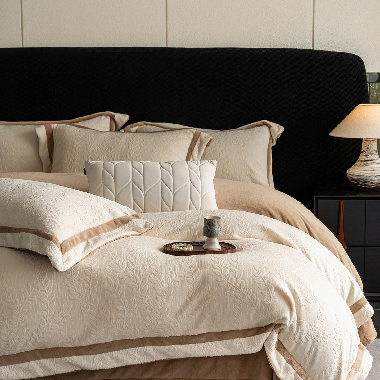 91家纺网 家纺一手货源 找家纺 瑞雪家居 2025新款全消光雕花牛奶绒系列-唛叶 唛叶-奶白