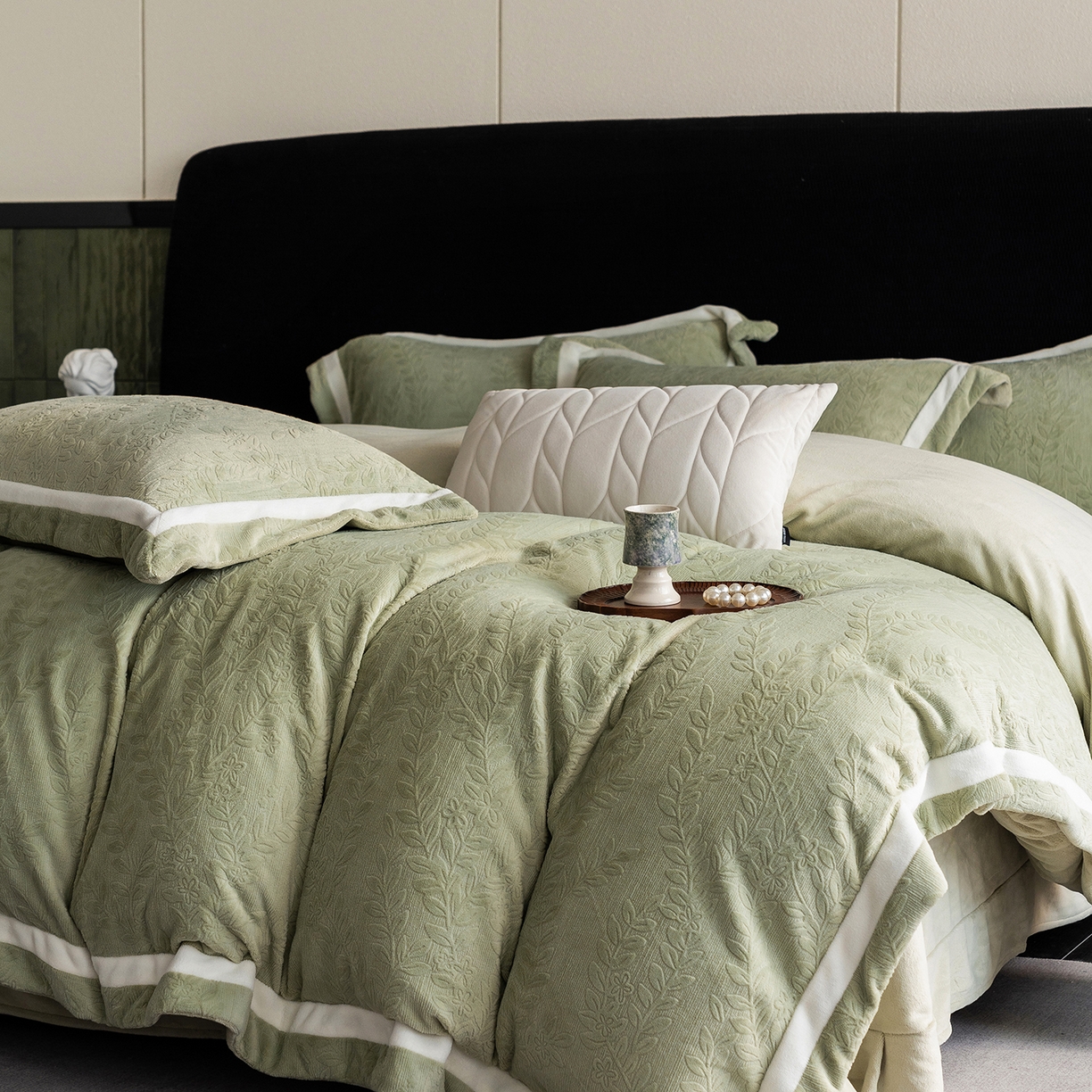 91家纺网 家纺一手货源 找家纺 瑞雪家居 2025新款全消光雕花牛奶绒系列-唛叶 唛叶-浅灰绿