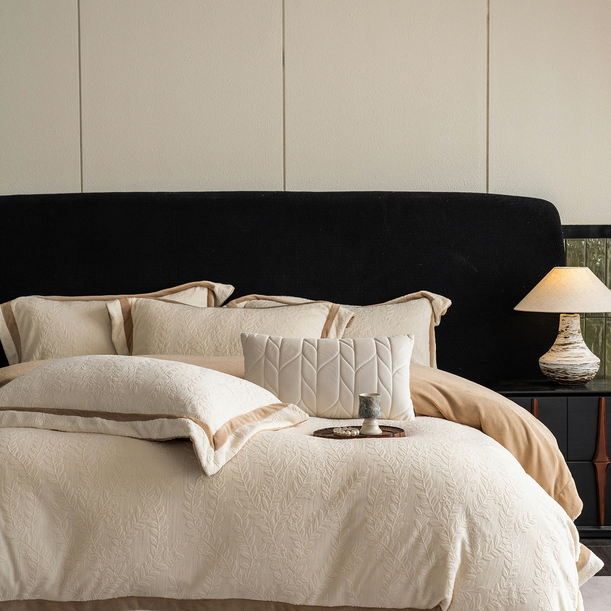 91家纺网 家纺一手货源 找家纺 瑞雪家居 2025新款全消光雕花牛奶绒系列-唛叶 唛叶-奶白