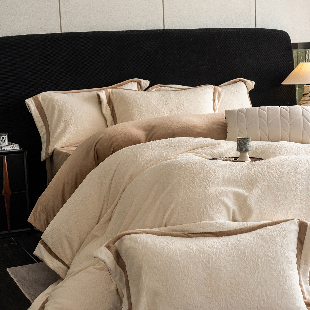 91家纺网 家纺一手货源 找家纺 瑞雪家居 2025新款全消光雕花牛奶绒系列-唛叶 唛叶-奶白