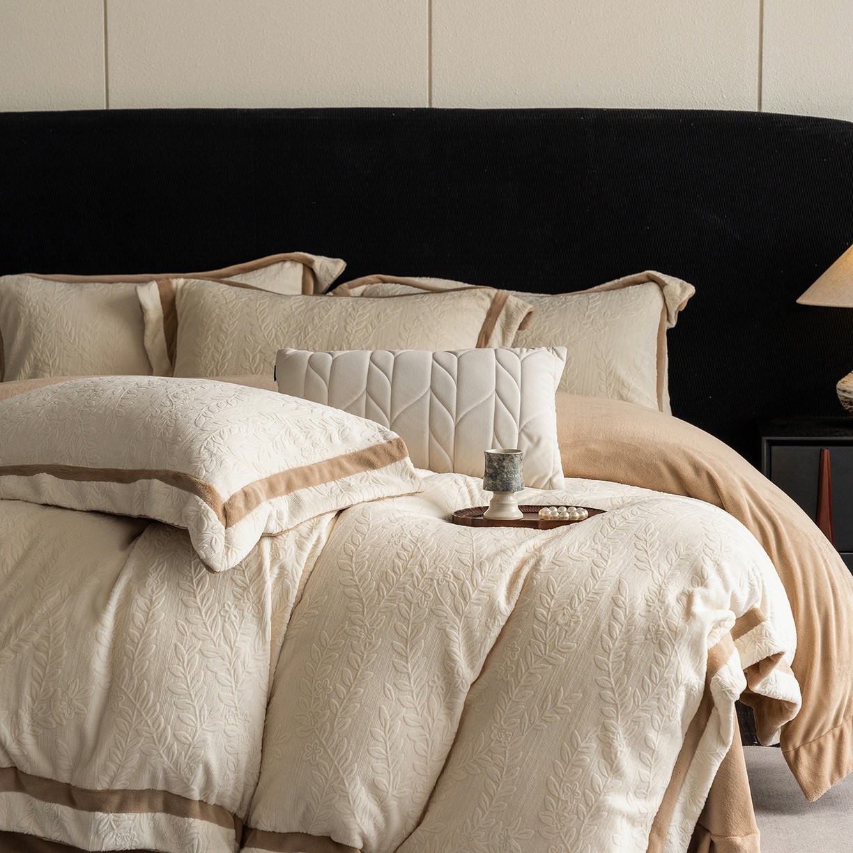 91家纺网 家纺一手货源 找家纺 瑞雪家居 2025新款全消光雕花牛奶绒系列-唛叶 唛叶-奶白