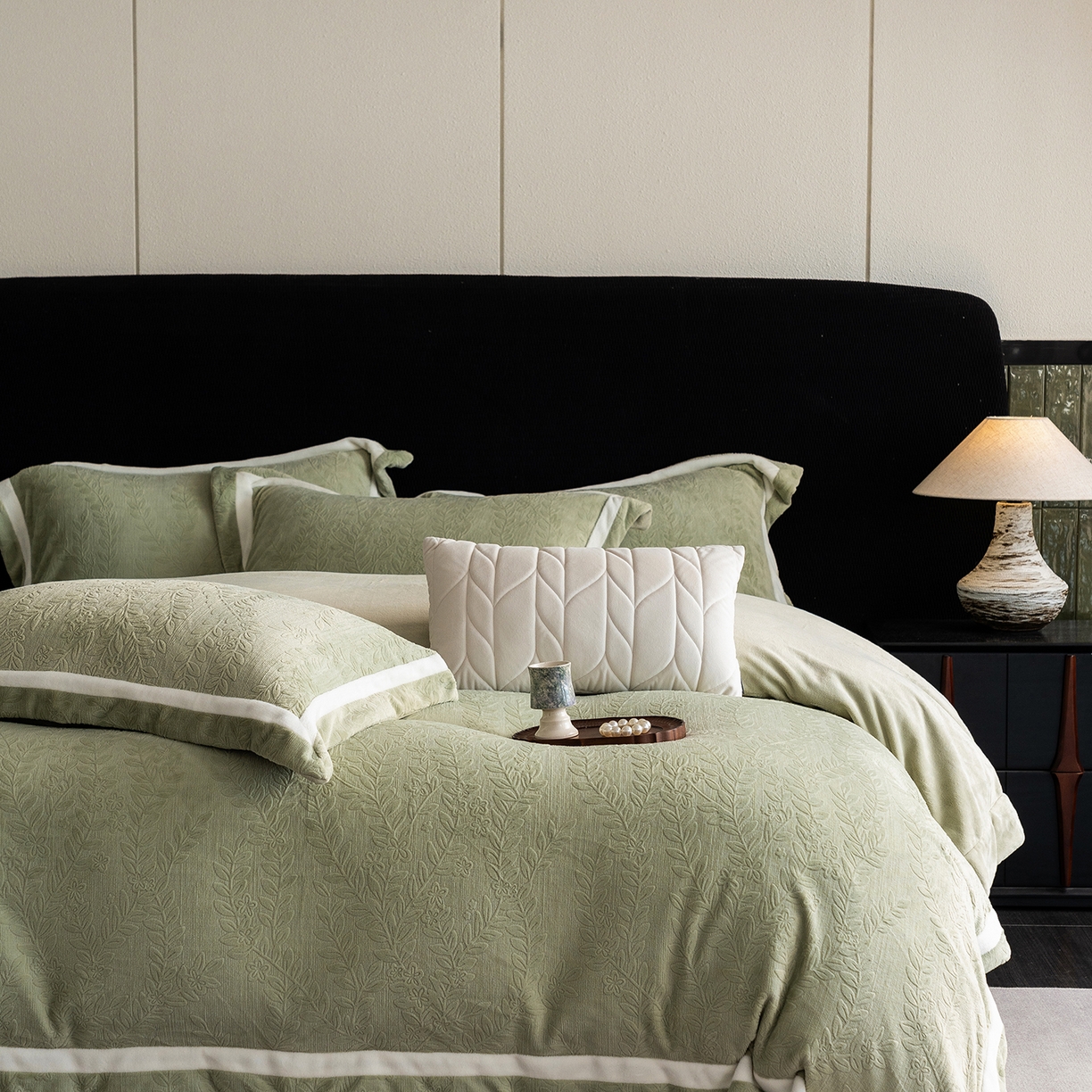 91家纺网 家纺一手货源 找家纺 瑞雪家居 2025新款全消光雕花牛奶绒系列-唛叶 唛叶-浅灰绿