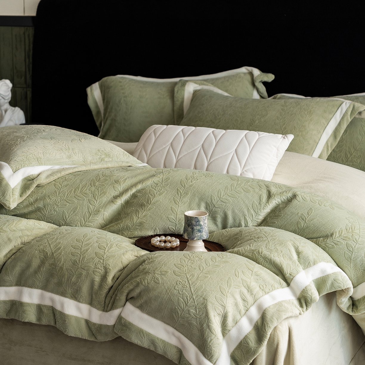 91家纺网 家纺一手货源 找家纺 瑞雪家居 2025新款全消光雕花牛奶绒系列-唛叶 唛叶-浅灰绿