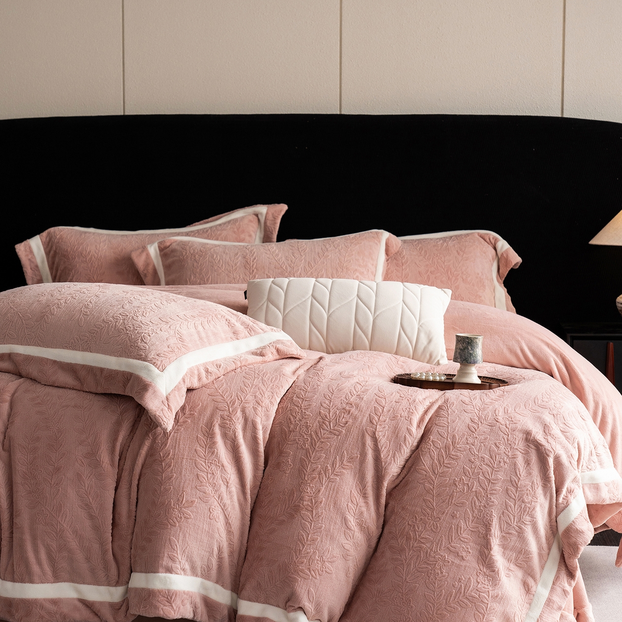 91家纺网 家纺一手货源 找家纺 瑞雪家居 2025新款全消光雕花牛奶绒系列-唛叶 唛叶-豆沙粉