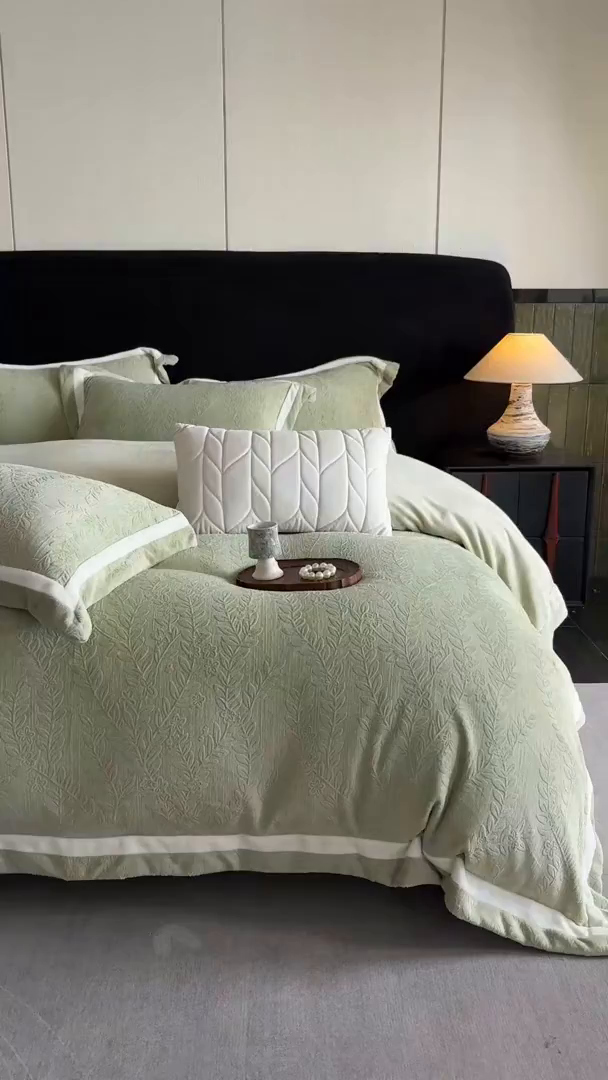 91家纺网 家纺一手货源 找家纺 瑞雪家居 2025新款全消光雕花牛奶绒系列-唛叶 唛叶-浅灰绿