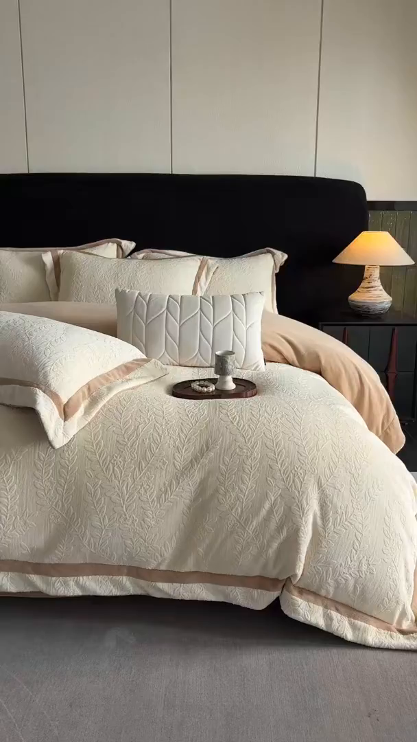 91家纺网 家纺一手货源 找家纺 瑞雪家居 2025新款全消光雕花牛奶绒系列-唛叶 唛叶-奶白