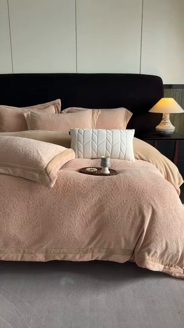 91家纺网 家纺一手货源 找家纺 瑞雪家居 2025新款全消光雕花牛奶绒系列-唛叶 唛叶-浅驼