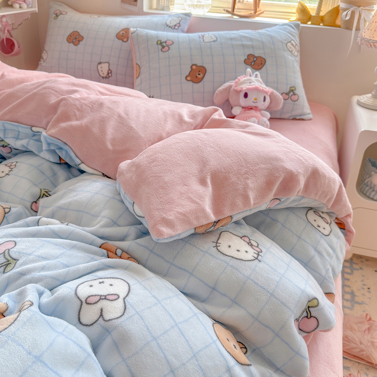 91家纺网 家纺一手货源 找家纺 罗亿家纺 2025新款ins小清新少女奶油卡通可爱加厚200克牛奶绒四件套【3.6公斤】（小红书推荐） 萌仔派对
