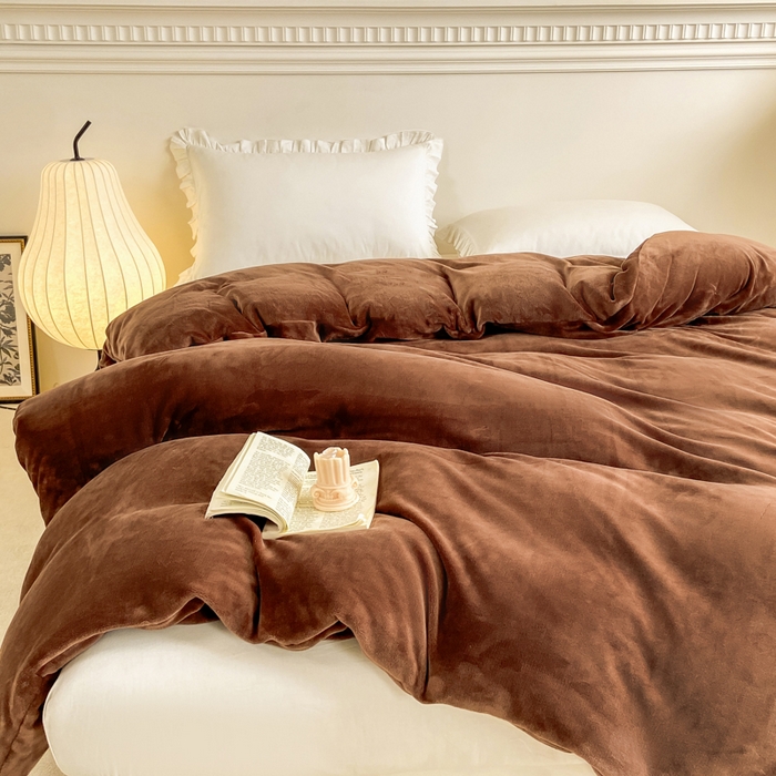 91家纺网 家纺一手货源 找家纺 富馨莱 2025新款牛奶绒纯色双拼被套 绒摩卡色