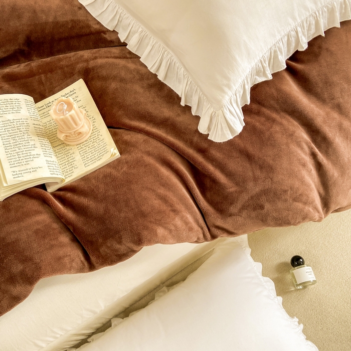 91家纺网 家纺一手货源 找家纺 富馨莱 2025新款牛奶绒纯色双拼被套 绒摩卡色
