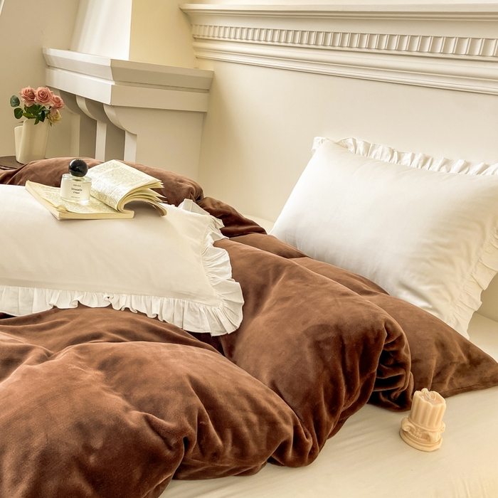 91家纺网 家纺一手货源 找家纺 富馨莱 2025新款牛奶绒纯色双拼被套 绒摩卡色