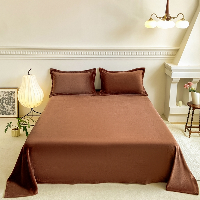 91家纺网 家纺一手货源 找家纺 富馨莱 2025新款牛奶绒纯色双拼被套 绒摩卡色