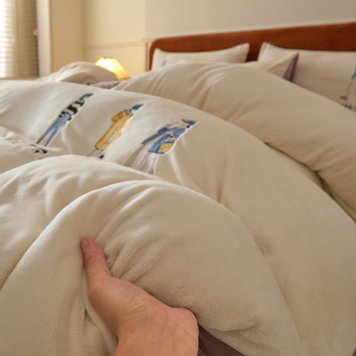 91家纺网 家纺一手货源 找家纺 ONE TWO ONE 121 新品【牛奶绒刺绣四件套】2025毛毯被子四件套单件床单被套床笠珊瑚绒牛奶绒冬被法兰绒兔毛绒 baby-浅紫