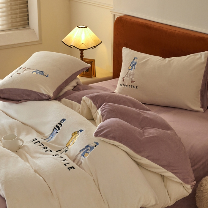 91家纺网 家纺一手货源 找家纺 ONE TWO ONE 121 新品【牛奶绒刺绣四件套】2025毛毯被子四件套单件床单被套床笠珊瑚绒牛奶绒冬被法兰绒兔毛绒 baby-浅紫