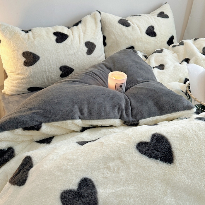 91家纺网 家纺一手货源 找家纺 雅居纺家纺 2025新款高克重兔绒印花四件套-爱心 爱心-灰