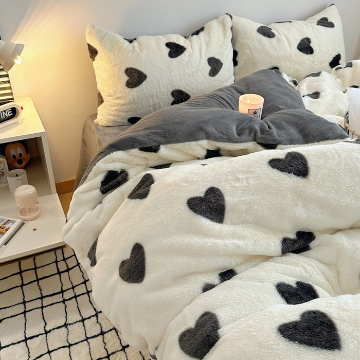 91家纺网 家纺一手货源 找家纺 雅居纺家纺 2025新款高克重兔绒印花四件套-爱心 爱心-灰