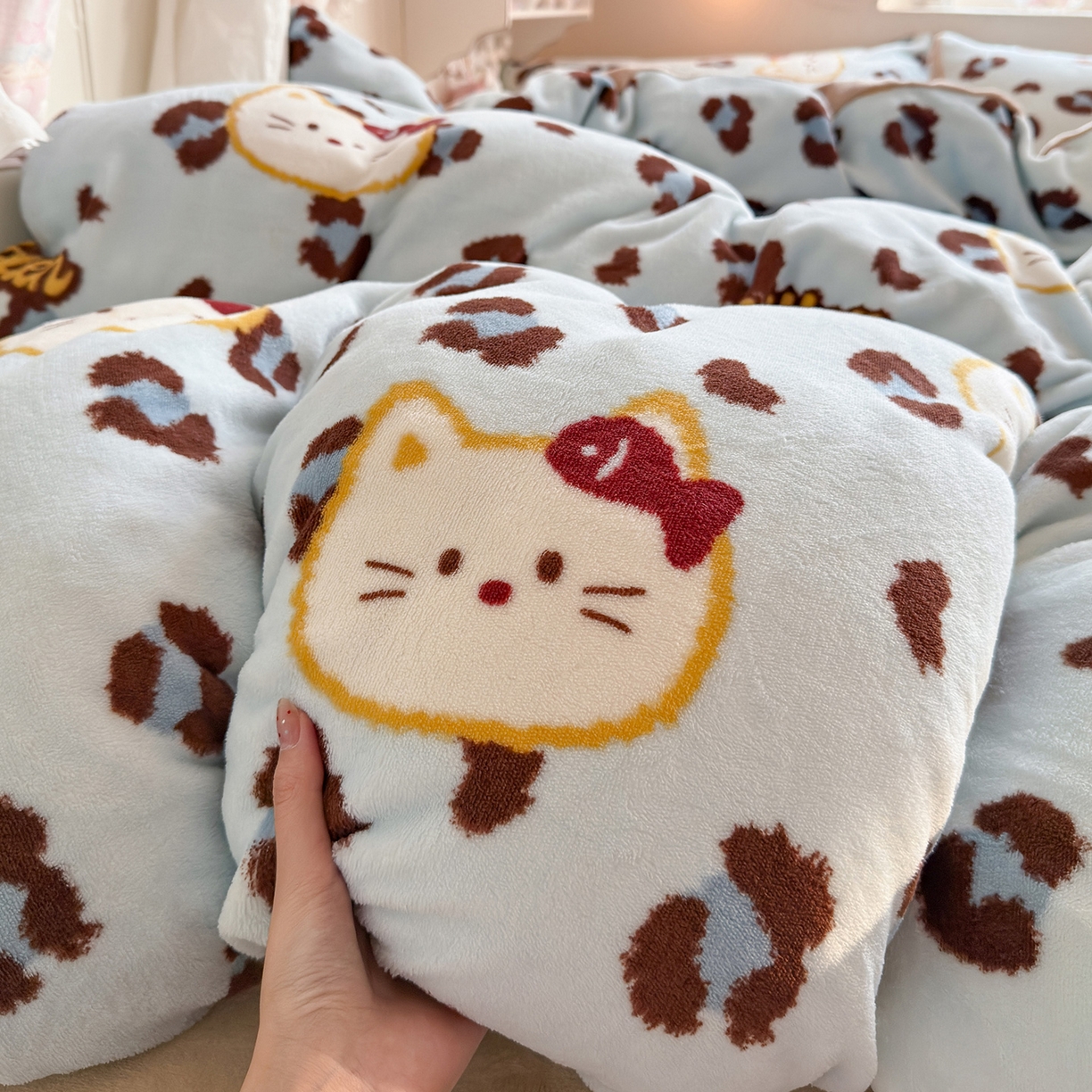 91家纺网 家纺一手货源 找家纺 罗亿家纺 2025新款ins小清新少女奶油卡通可爱加厚200克牛奶绒四件套【3.6公斤】（小红书推荐） 喵吃鱼-蓝