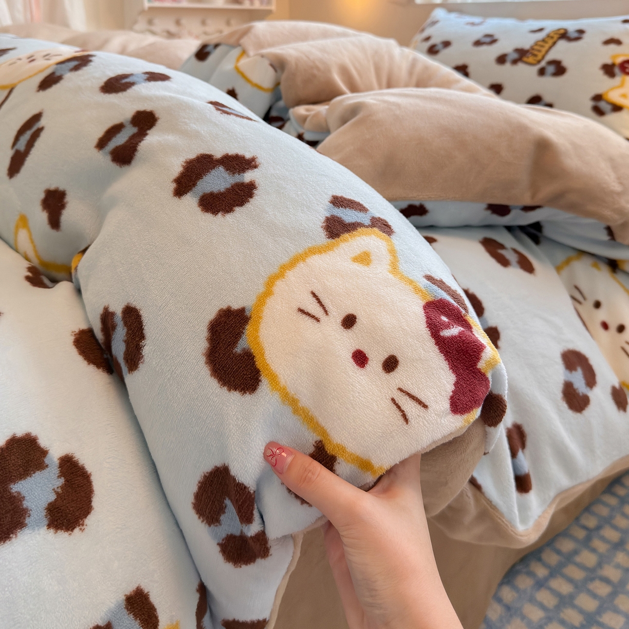 91家纺网 家纺一手货源 找家纺 罗亿家纺 2025新款ins小清新少女奶油卡通可爱加厚200克牛奶绒四件套【3.6公斤】（小红书推荐） 喵吃鱼-蓝