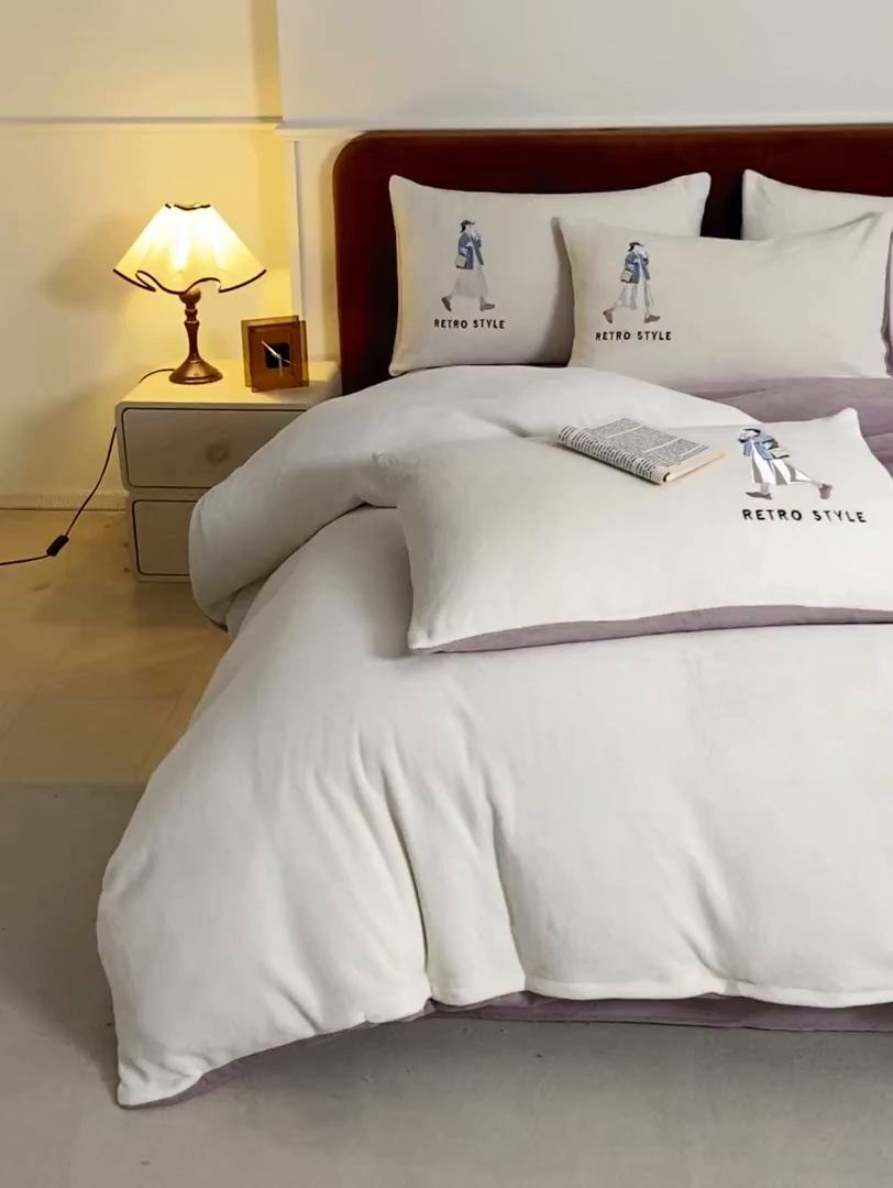 91家纺网 家纺一手货源 找家纺 ONE TWO ONE 121 新品【牛奶绒刺绣四件套】2025毛毯被子四件套单件床单被套床笠珊瑚绒牛奶绒冬被法兰绒兔毛绒 baby-浅紫