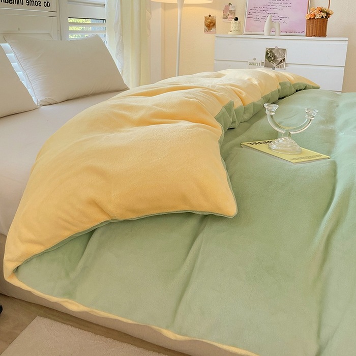 91家纺网 家纺一手货源 找家纺 富馨莱 2025新款牛奶绒纯色双拼被套 绒双拼果绿+奶昔黄