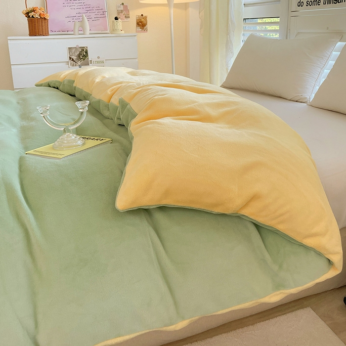 91家纺网 家纺一手货源 找家纺 富馨莱 2025新款牛奶绒纯色双拼被套 绒双拼果绿+奶昔黄