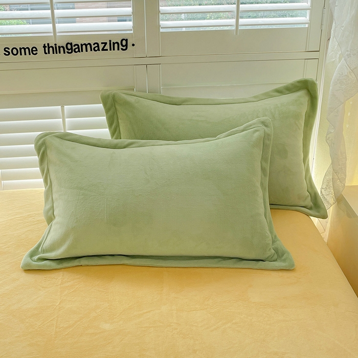 91家纺网 家纺一手货源 找家纺 富馨莱 2025新款牛奶绒纯色双拼被套 绒双拼果绿+奶昔黄