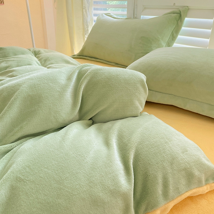 91家纺网 家纺一手货源 找家纺 富馨莱 2025新款牛奶绒纯色双拼被套 绒双拼果绿+奶昔黄