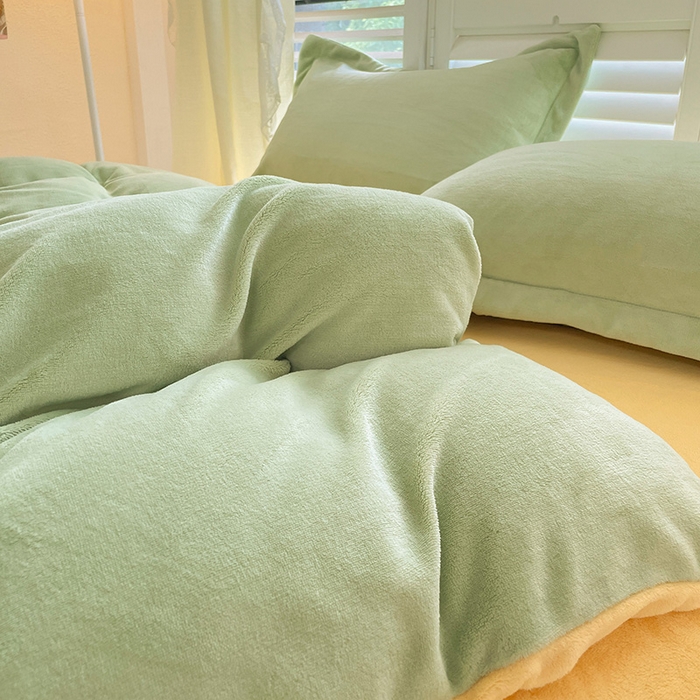 91家纺网 家纺一手货源 找家纺 富馨莱 2025新款牛奶绒纯色双拼被套 绒双拼果绿+奶昔黄