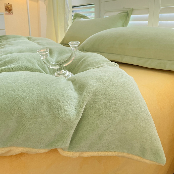 91家纺网 家纺一手货源 找家纺 富馨莱 2025新款牛奶绒纯色双拼被套 绒双拼果绿+奶昔黄