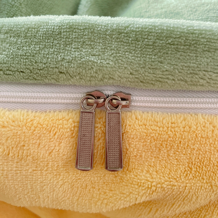 91家纺网 家纺一手货源 找家纺 富馨莱 2025新款牛奶绒纯色双拼被套 绒双拼果绿+奶昔黄