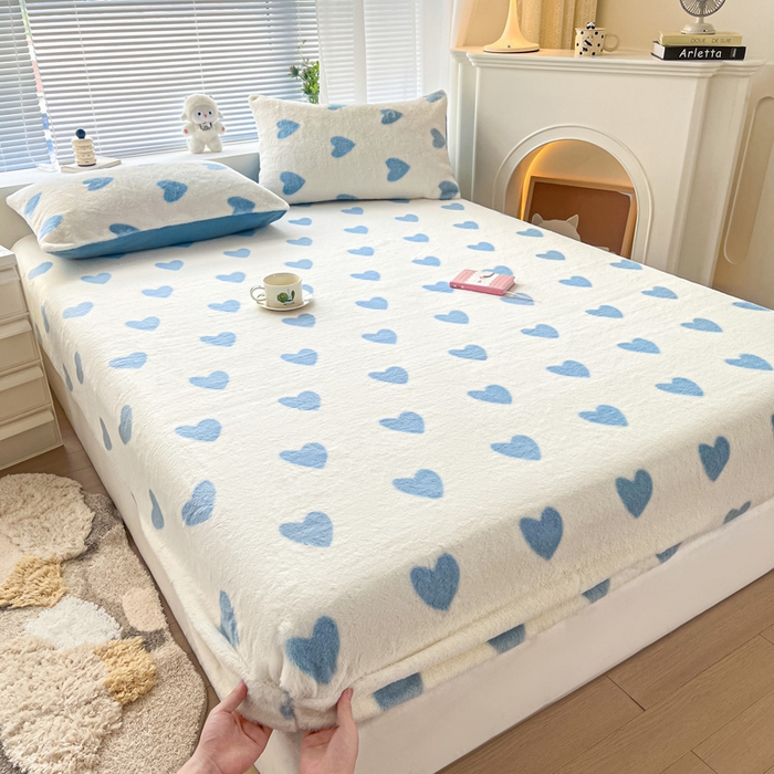 91家纺网 家纺一手货源 找家纺 雅居纺家纺 2025新款高克重兔绒印花单床笠-爱心 爱心-蓝