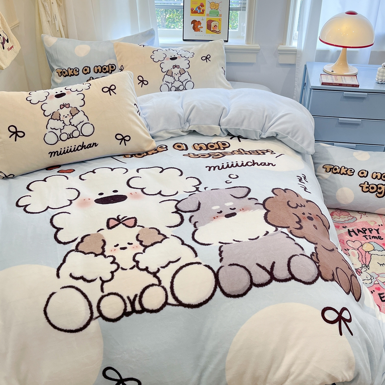 91家纺网 家纺一手货源 找家纺 桃子家居 2025新品A类正版授权miiiiichan咪酱大版卡通数码印花加厚牛奶绒系列四件套 绒大版-咪酱点点泡芙狗