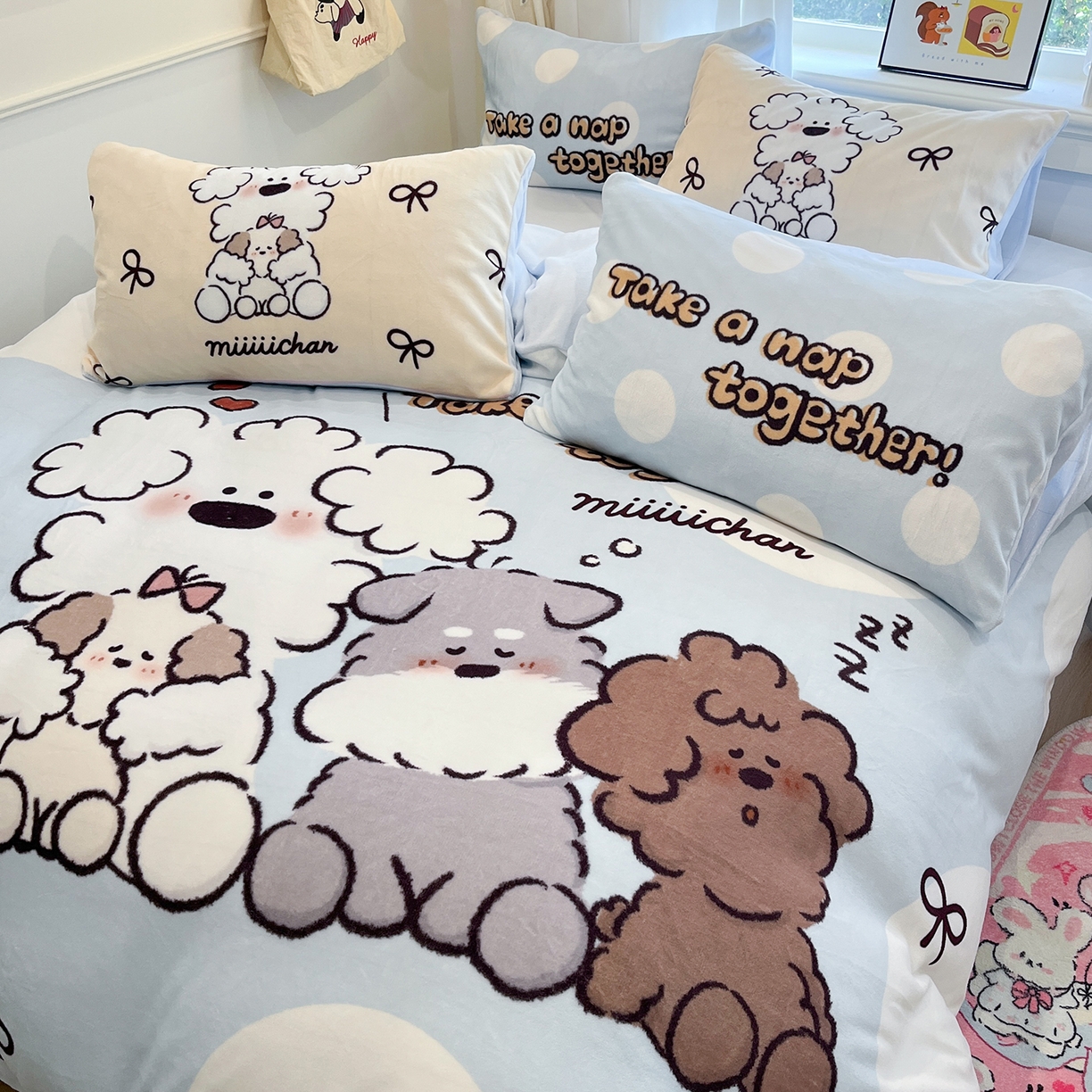 91家纺网 家纺一手货源 找家纺 桃子家居 2025新品A类正版授权miiiiichan咪酱大版卡通数码印花加厚牛奶绒系列四件套 绒大版-咪酱点点泡芙狗