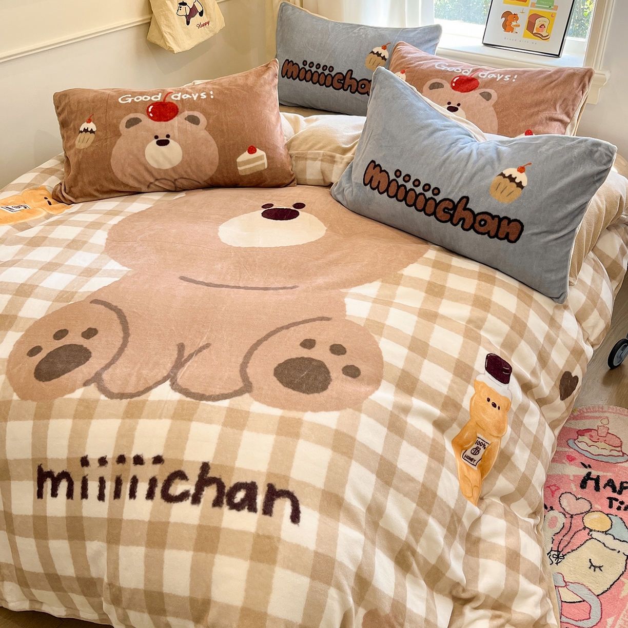 91家纺网 家纺一手货源 找家纺 桃子家居 2025新品A类正版授权miiiiichan咪酱大版卡通数码印花加厚牛奶绒系列四件套 绒大版-咪酱可乐小熊