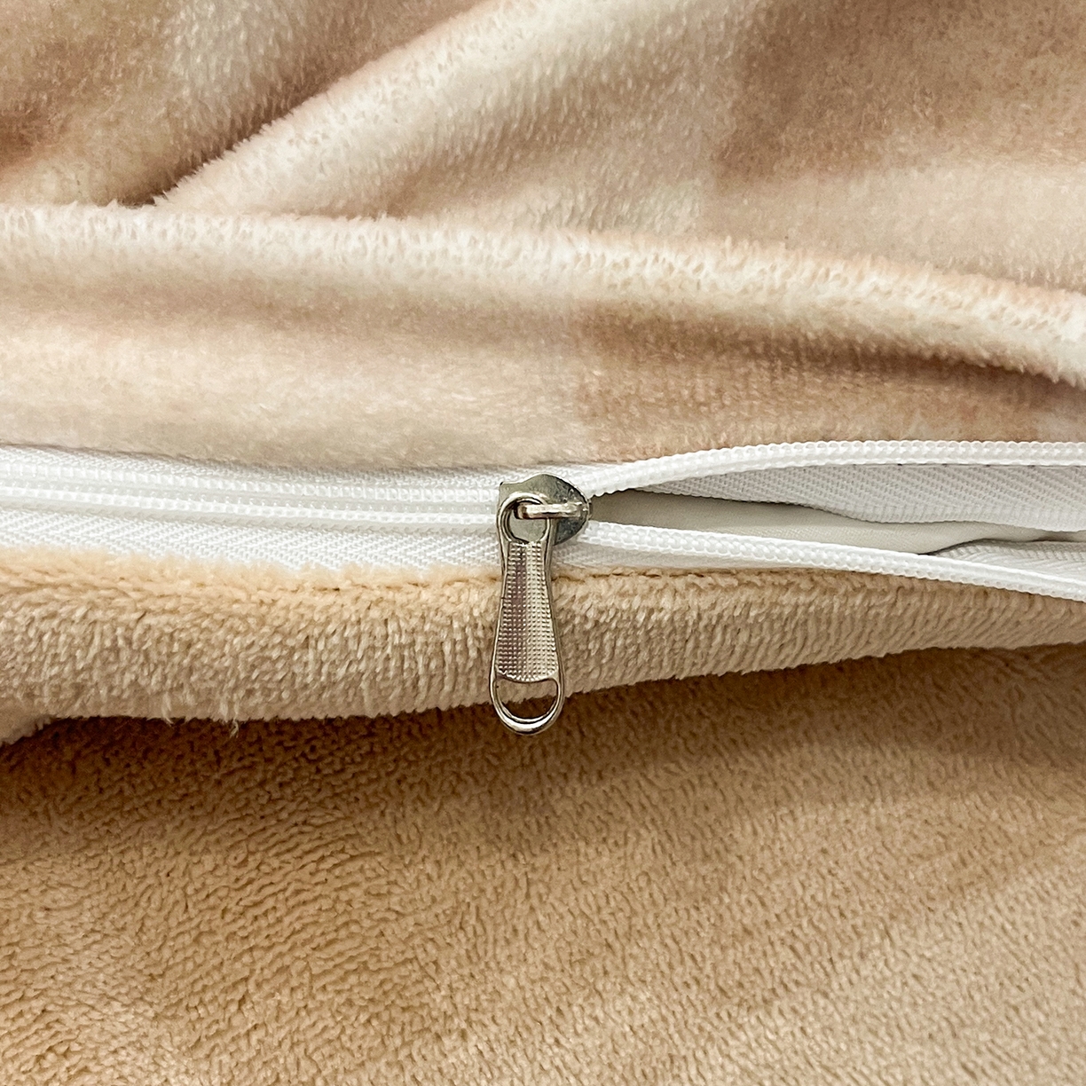 91家纺网 家纺一手货源 找家纺 桃子家居 2025新品A类正版授权miiiiichan咪酱大版卡通数码印花加厚牛奶绒系列四件套 绒大版-咪酱可乐小熊